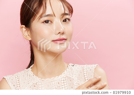 粉紅色背景中穿著裙子的年輕女子的美麗肖像 粉紅色背景中穿著裙子的年輕女子的美麗肖像 81979910