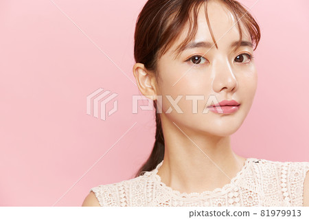 粉紅色背景中穿著裙子的年輕女子的美麗肖像 粉紅色背景中穿著裙子的年輕女子的美麗肖像 81979913