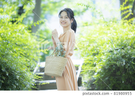 Women outdoor shopping 81980955
