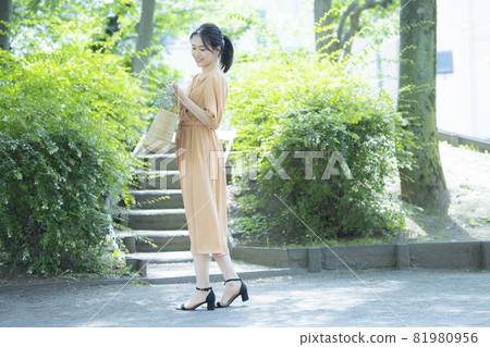 Women outdoor shopping 81980956