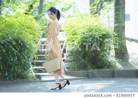 Women outdoor shopping 81980957