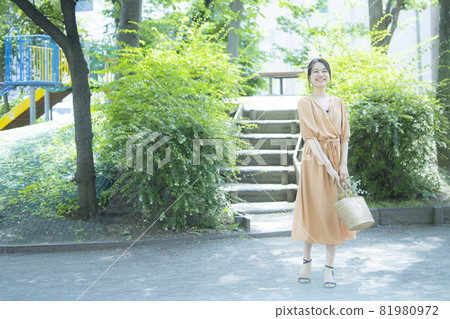女性戶外購物 81980972
