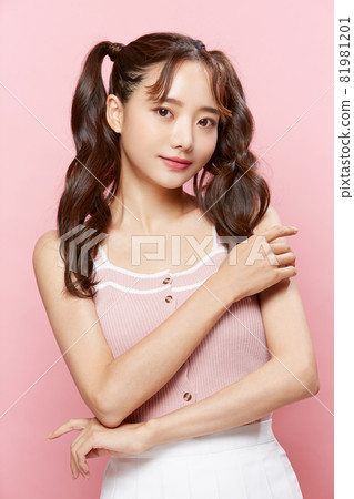 年輕女子韓國化妝美容 年輕女子韓國化妝美容 81981201