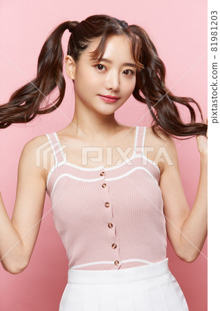 年輕女子韓國化妝美容 年輕女子韓國化妝美容 81981203