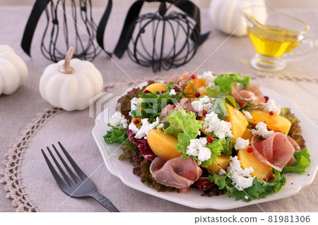 Autumn salad of persimmon and ham Autumn salad Autumn salad of persimmon and ham Autumn salad 81981306