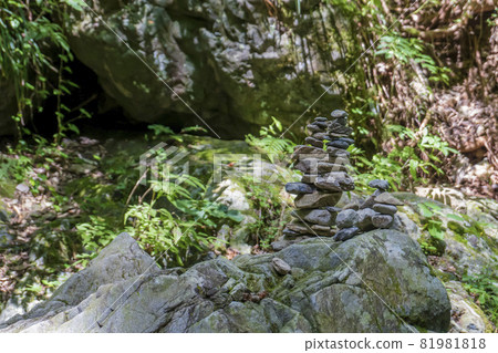 勻稱的石頭 / 日本東京西多摩區日野原村 勻稱的石頭 / 日本東京西多摩區日野原村 81981818