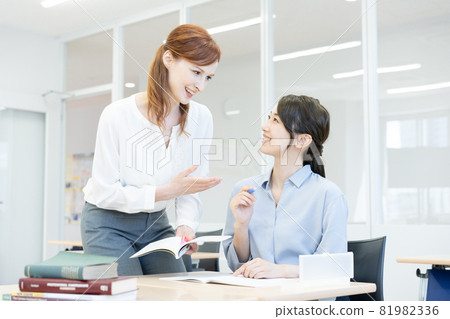 Western teacher and young woman in English conversation class Photographing cooperation: Japanese language school attached to Chuo College of Technology 81982336