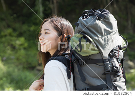 背著背包的女孩 81982804