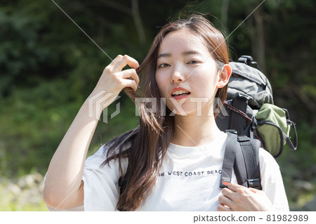 背著背包的女孩 81982989