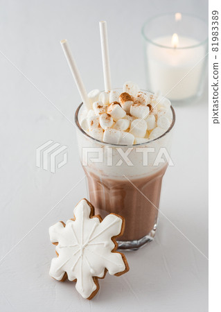 Glass with cocoa, milk froth and mashmellow 81983389