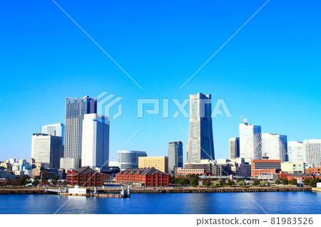 橫濱市，地標塔和紅磚倉庫的風景 81983526