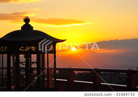 Sunrise seen from the main hall of Chogosonshiji Temple in Shigisan, Nara Prefecture 81984710