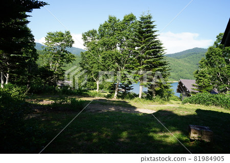 Head to the campsite from the summit of Mt. Ebi, Nozori Lake, Gunma Prefecture, and arrive at the campsite Head to the campsite from the summit of Mt. Ebi, Nozori Lake, Gunma Prefecture, and arrive at the campsite 81984905