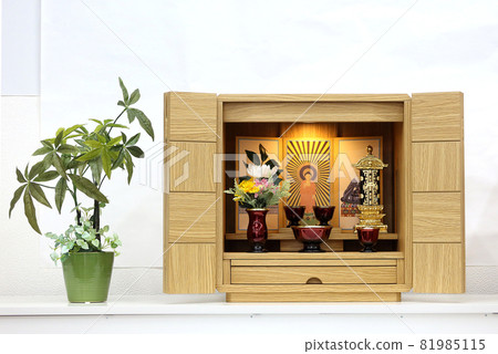 Small furniture-style Buddhist altar in the living room 1 81985115