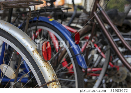 違章停在街上的自行車 違章停在街上的自行車 81985672