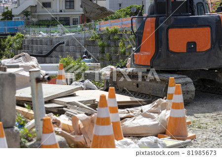 工人在建築工地使用電鏟搬運材料 81985673