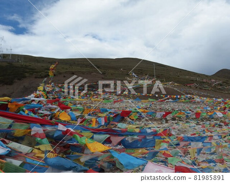 中國四川山口上的Tarcho(祈禱旗) 中國四川山口上的Tarcho(祈禱旗) 81985891