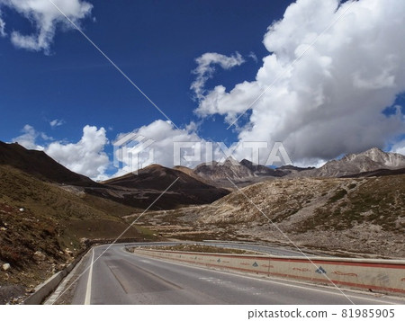 Mountain road around Kangding, Sichuan, China Mountain road around Kangding, Sichuan, China 81985905