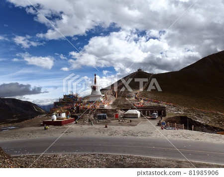 Scenery of Oritayama Pass, Sichuan Province, China Scenery of Oritayama Pass, Sichuan Province, China 81985906