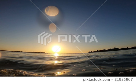 漂浮在海面上的朝日 漂浮在海面上的朝日 81985967