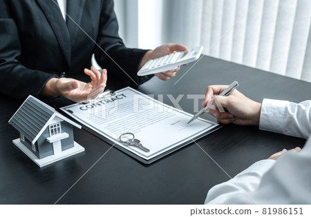 Estate agent broker presentating to client decision signing agreement contract real estate with approved mortgage application, buying mortgage loan offer for and house insurance Estate agent broker presentating to client decision signing agreement contract real estate with approved mortgage application, buying mortgage loan offer for and house insurance 81986151