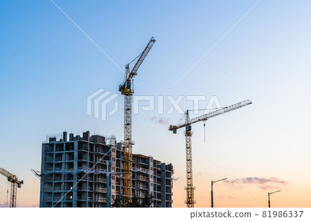 Picture of buildings under construction with construction crane 81986337