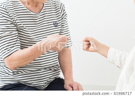 石頭剪刀布祖母和孫子 石頭剪刀布祖母和孫子 81986717