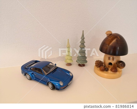 蘑菇吸煙者和經典汽車模型 蘑菇吸煙者和經典汽車模型 81986814