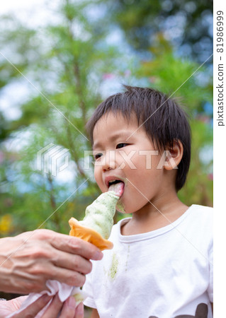 夏天吃冰淇淋的小孩 81986999