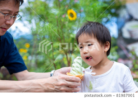 夏天吃冰淇淋的小孩 81987001