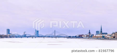 Riga cityline panorama from middle of river Daugava 81987796