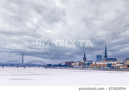 Riga cityline panorama from middle of river Daugava 81988004