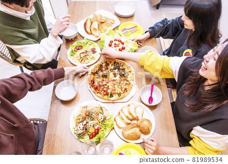 Home party Casual party Group dining table and cooking image material surrounding the dining table 81989534