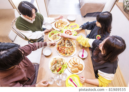 Home party Casual party Group dining table and cooking image material surrounding the dining table Home party Casual party Group dining table and cooking image material surrounding the dining table 81989535