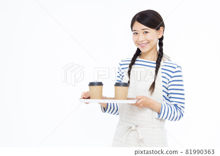 在咖啡館工作的 30 多歲的職員 81990363