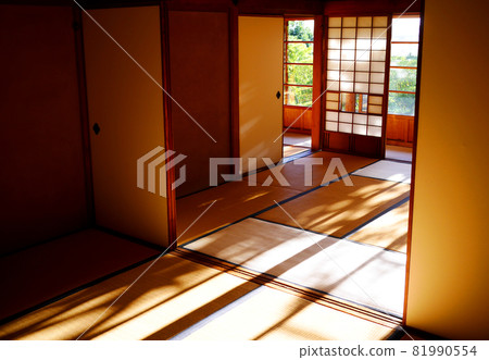 Japanese-style room with tatami mats and bran, shoji screens and a Japanese garden 81990554