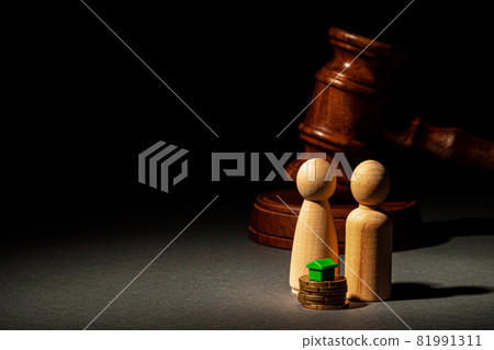 Divorse property division concept. Wooden family with house and judge gavel 81991311