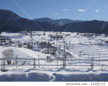 [Nagano Prefecture] Scenery of terraced rice fields with snow 81992133