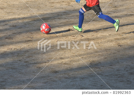 Children's soccer class chasing the ball in the park Children's soccer class chasing the ball in the park 81992363