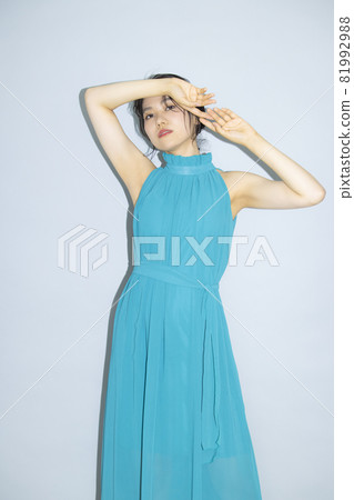 穿綠色裙子的女性 穿綠色裙子的女性 81992988