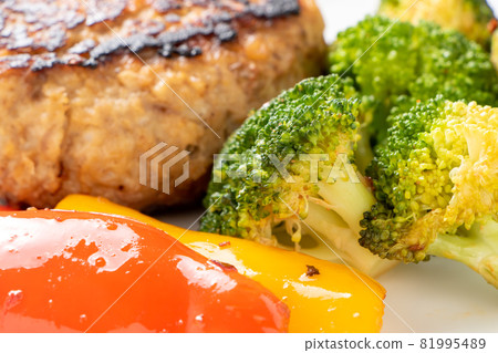 蔬菜(西蘭花等)搭配漢堡牛排。 蔬菜(西蘭花等)搭配漢堡牛排。 81995489