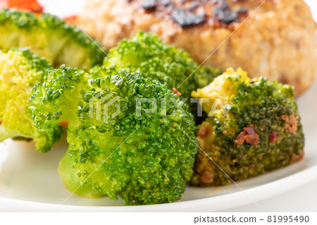 西蘭花搭配漢堡牛排。 西蘭花搭配漢堡牛排。 81995490