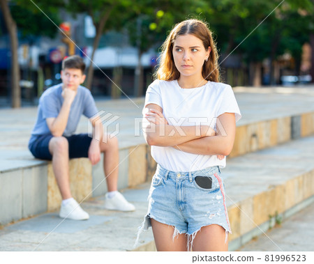 Guy tries to meet girl on city street 81996523