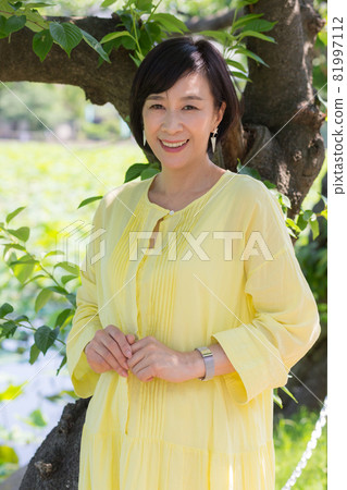 Middle female middle senior enjoying spring in Tokyo 81997112