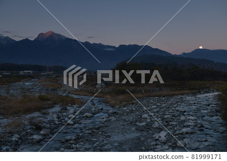 北斗市Mukawa-cho,初升的太陽,山附近的滿月 北斗市Mukawa-cho,初升的太陽,山附近的滿月 81999171