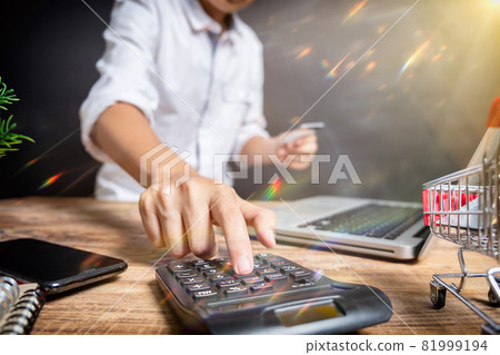 Businessman making presentation,business 81999194