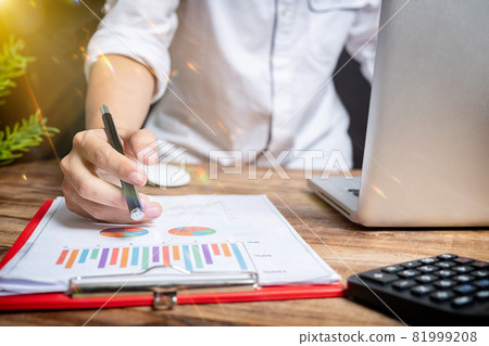 Businessman making presentation,business Businessman making presentation,business 81999208