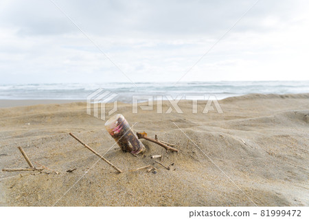 PET bottle garbage sandy beach PET bottle garbage sandy beach 81999472