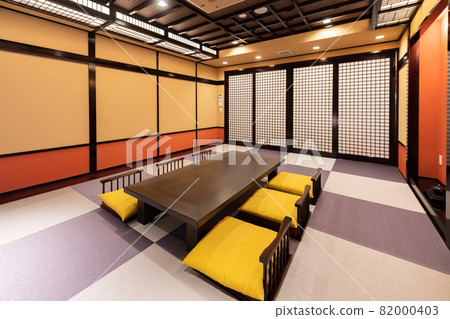帶榻榻米和桌椅的日式房間 82000403