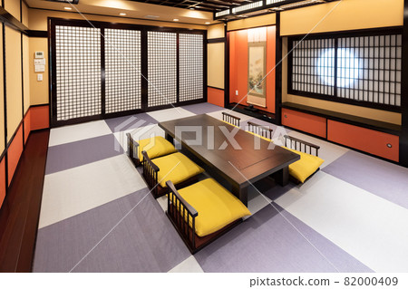 帶榻榻米和桌椅的日式房間 82000409
